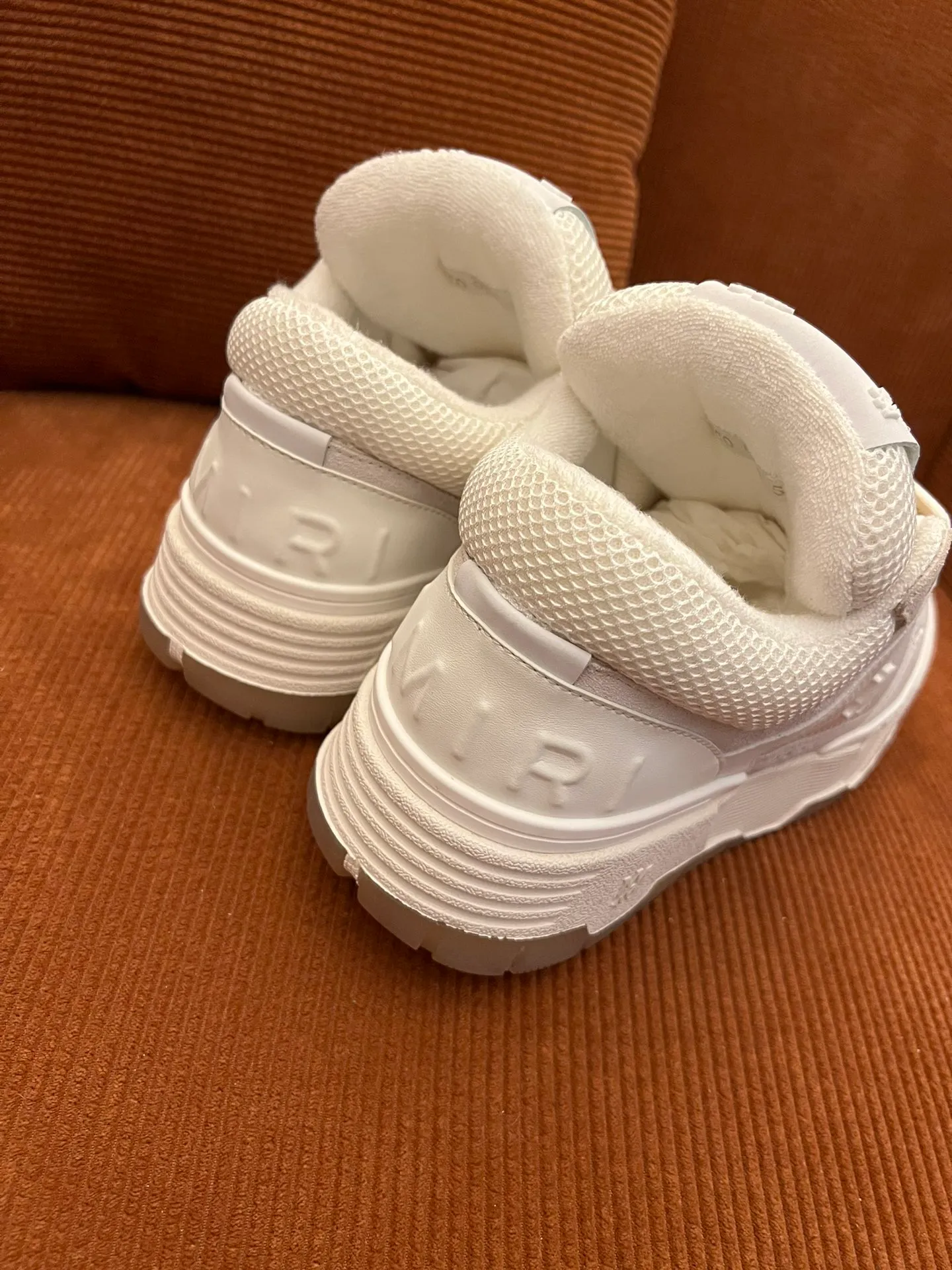 p620💰Men's shoes Amiri Emile's 2023 spring and summer new MA-1 bread shoes, couple models, casual sports shoes, sneakers Amiri gave up the rock punk style in the new season and used a large number of unsaturated colors, Morandi tones, whether you see or wear them, it will make people very happy. The large tongue of the bread shoes continues, shortens the length of the shoe body, thickens the midsole, and the toe part is more rounded. Amiri's brand letters and MA logo appear on the side of the shoe. Fabric: Original customized imported first-layer cowhide + mesh. Lining: Original customized breathable towel lining. Outsole. Foam combination material. Bottom thickness: 4CM. Size: Men's 39-45